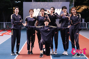 老友相见，孙兴慜赛后与正在恢复的热刺前队友们聊天（赛后重逢，孙兴慜与正在康复的热刺旧友畅聊）