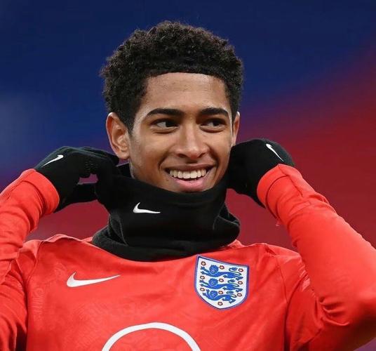 詹姆斯谈湖人防守：我们必须快速回防，限制对手的突破（詹姆斯：湖人须快速退防，遏制对手突破）