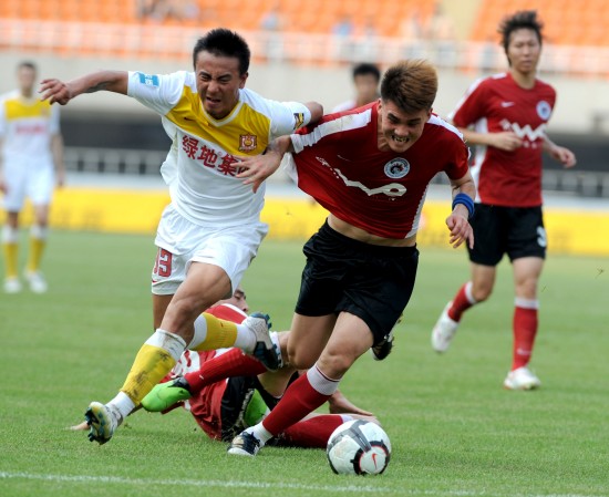 如此魔人怎能不爱？哈兰德装扮成圣诞老人为曼城小球迷派送礼物（哈兰德化身圣诞老人给曼城小球迷送礼，这样的魔人谁会不爱？）